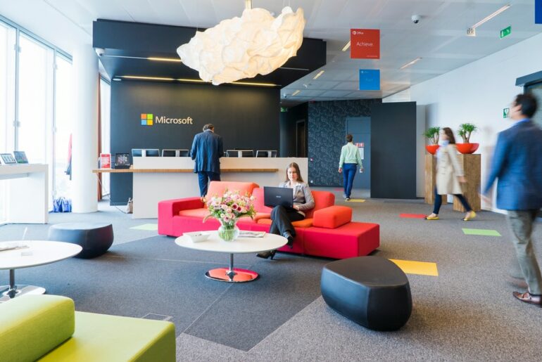 desain tata ruang kantor terbuka modern minimalis