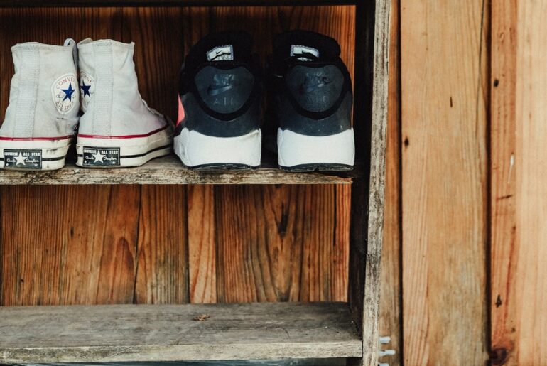 desain rak sepatu kayu minimalis