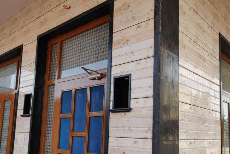 keramik dinding depan rumah