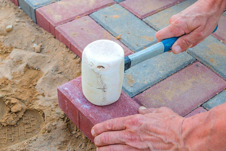 cara pasang paving block